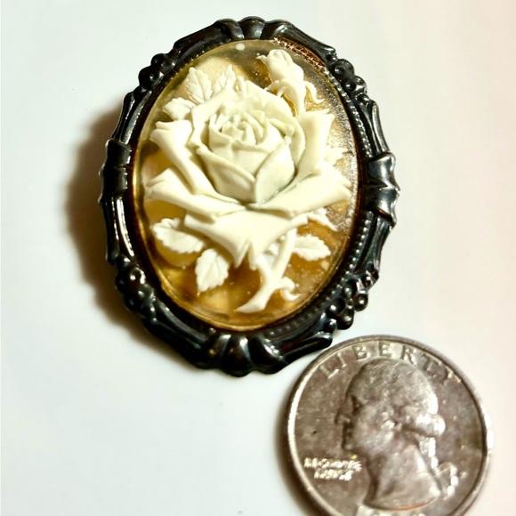 Victorian Silvertone Rose Cameo Brooch 2” x1 1/2” - Picture 5 of 7